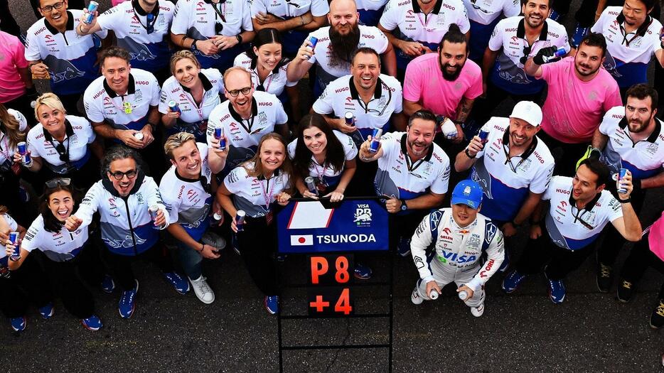モナコGPレース後にはチームのみんなと角田の8位を祝った／Red Bull Content Pool
