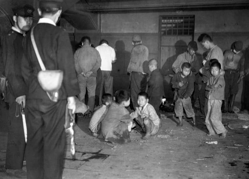 上野駅地下道でたむろする子どもたち、終戦後は孤児であふれていた＝撮影日時不明