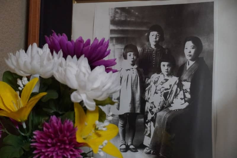 金田茉莉さんの死去後、自宅に供えられた花＝埼玉県蕨市、２０２４年１月