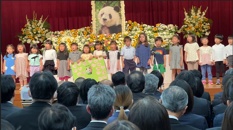 ［写真］青谷愛児園の園児たちが「ありがとうの花」を合唱。「タンタンずっと大好きだよ」とタンタンにメッセージを贈った＝10日、神戸市立王子動物園で