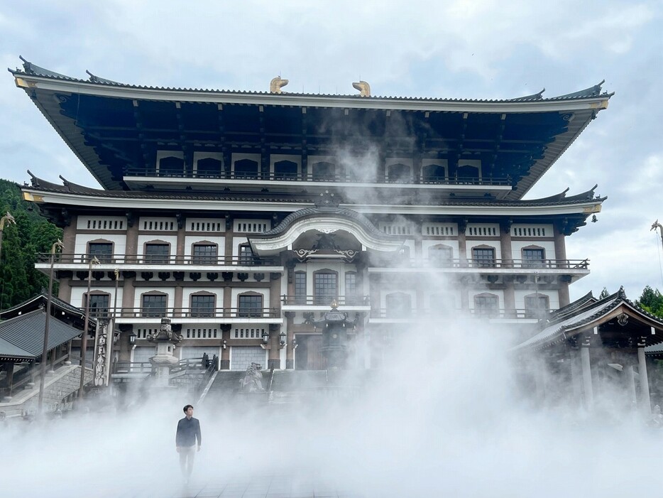 大仏殿前に人工的に作り出された雲海＝5月27日、福井県勝山市片瀬