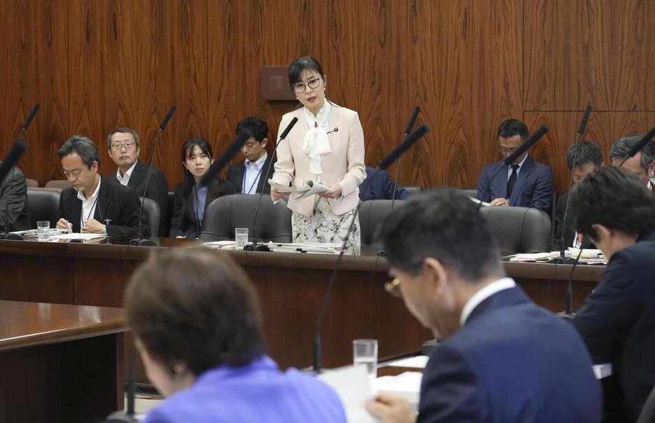 参院内閣委で答弁する加藤こども政策相（奥）＝21日午前