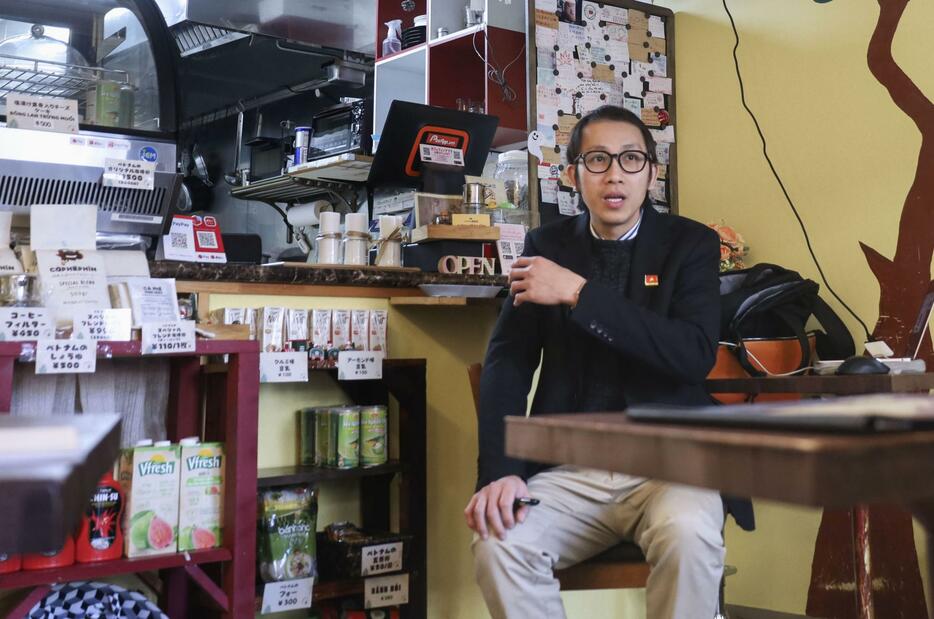 新潟市でベトナム喫茶「カフェフィン」を運営するレ・ホン・フーさん＝2024年3月