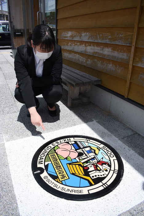 JR勝間田駅の屋外待合スペースに設置された「ガンダムマンホール」のふた