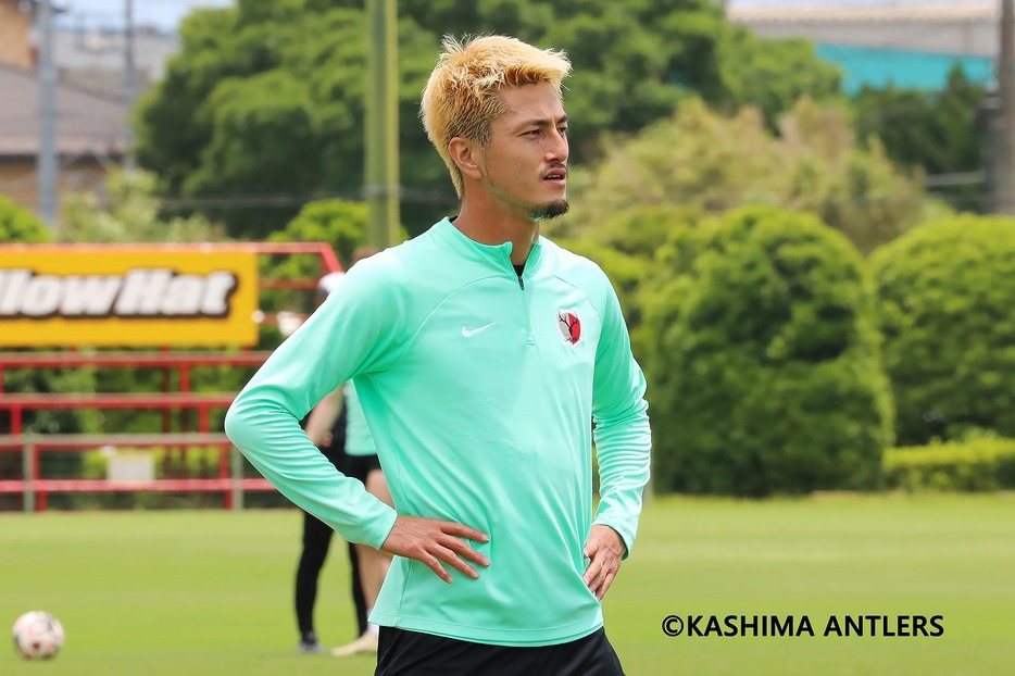 鹿島アントラーズのトレーニングを行なう鈴木優磨（写真◎KASHIMA ANTLERS）