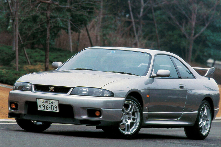 日産スカイラインGT-R（R33）と日産シルビア（S14）はファンからあまり良い印象を持たれていないイメージがあるがどうしてそうなったのか背景とともに解説している