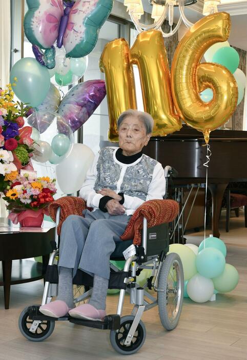 116歳のお祝いを受けた糸岡富子さん＝23日午後、兵庫県芦屋市（同市提供）