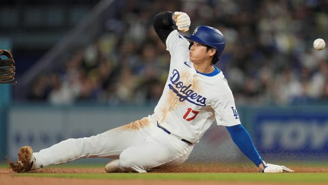 13個目の盗塁を成功させた大谷翔平選手(写真：AP/アフロ)