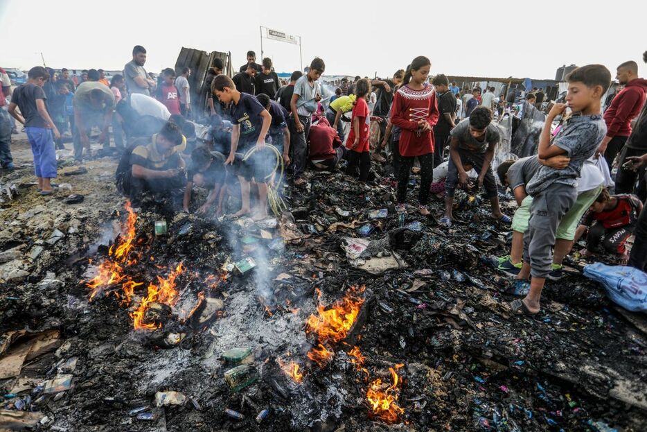パレスチナ・ガザ地区ラファ西部で2024年5月27日、避難民キャンプへのイスラエル軍の空爆で多数の死傷者を出した現場に集まり、被害状況を確認するパレスチナ人ら（Abed Rahim Khatib/picture alliance via Getty Images）