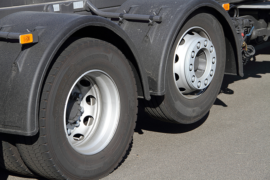 リフトアクスルは、空荷のときに車輪を浮かせることで、高速道路の通行量を節約するためのオプション装備だ。