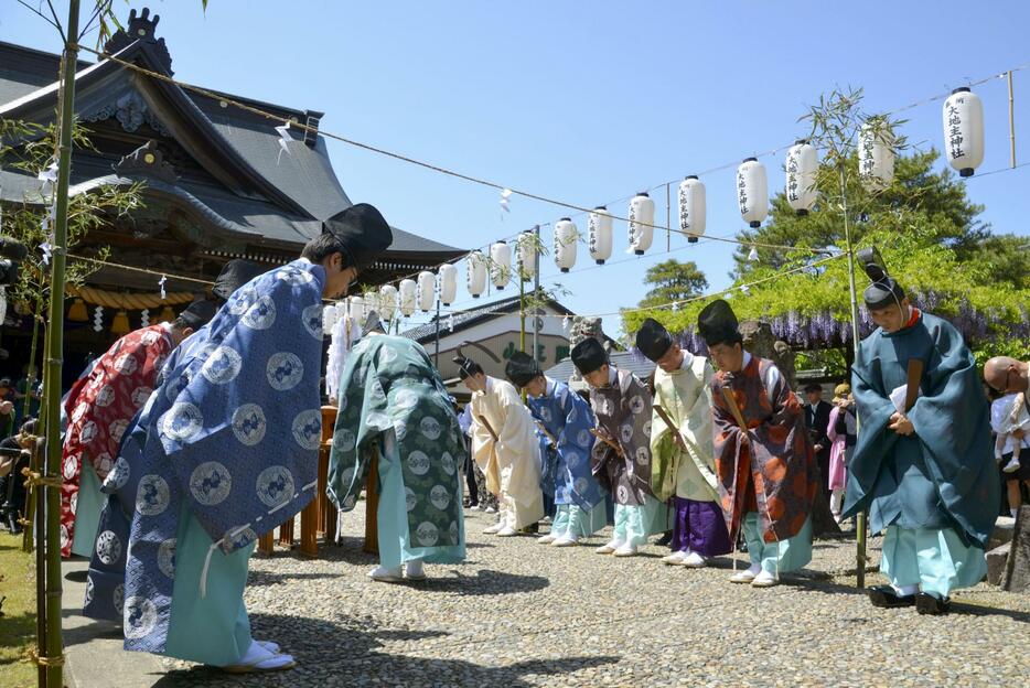 能登半島最大の春祭り「青柏祭」の神事で、五穀豊穣を祈る神主ら＝4日午後、石川県七尾市の大地主神社