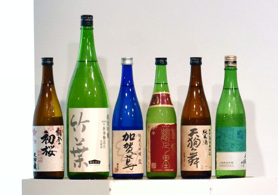 22日、ロンドンで開かれた能登半島地震復興支援イベントで試飲に出された石川県産の日本酒6銘柄（共同）