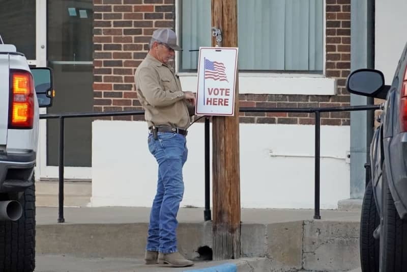 米テキサス州ロバーツ郡の共和党予備選の投票所前で準備する郡関係者＝５日（共同）