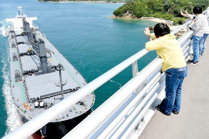 岩城橋を通過する船に手を振る地域住民ら。船を間近に見られるスポットとしてひそかに注目を集めている