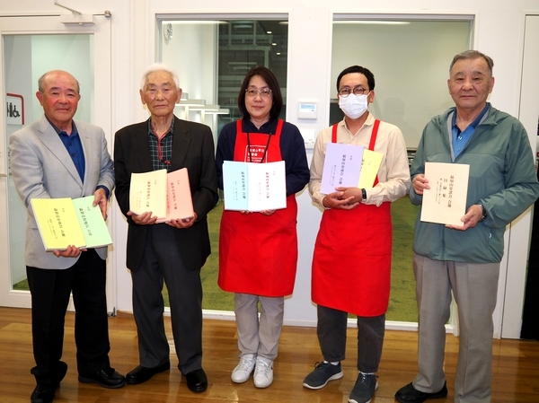 図書館を訪れ資料を寄贈した、芦田さん、河波会長（左から）、寺本さん（右）