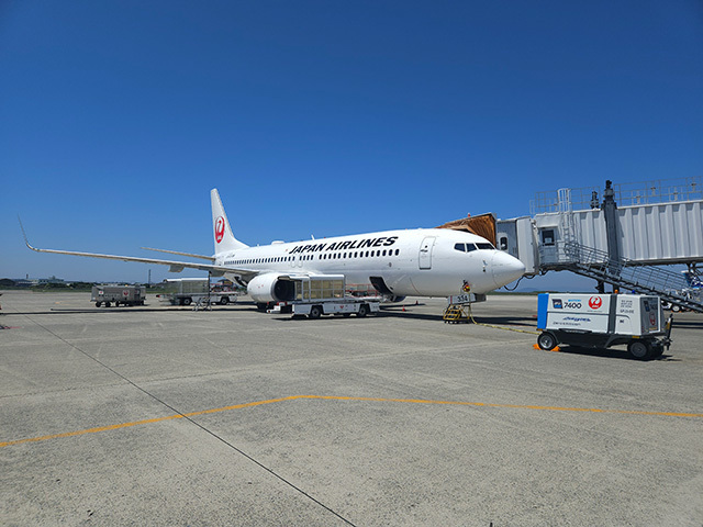 JALが松山空港で導入したITW GSE製「7400 eGPU」（右、JAL提供）