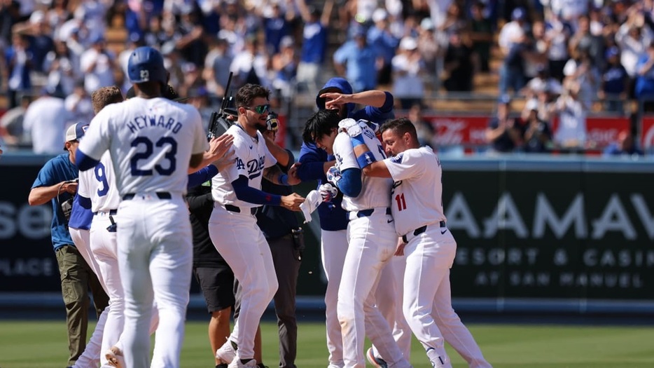 サヨナラ打を放って同僚に祝福されるドジャースの大谷翔平（MLB Advanced Media）