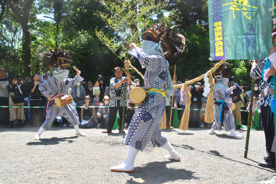 大勢が見守るなか奉納された神余のかっこ舞＝東京