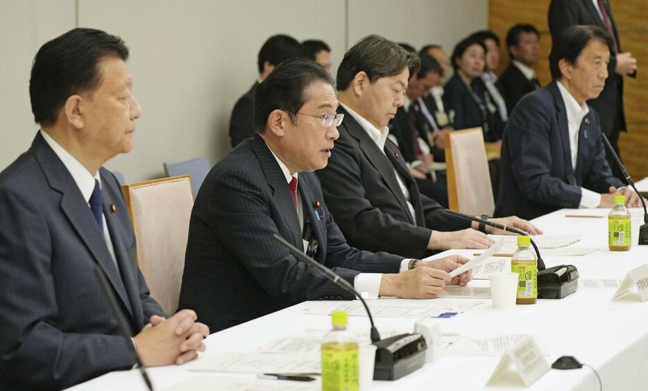経済財政諮問会議であいさつする岸田首相（左から2人目）＝23日午後、首相官邸