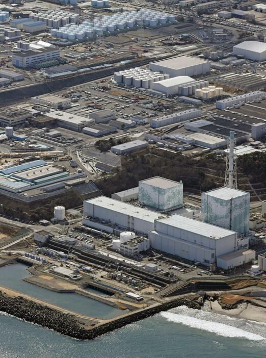 東京電力福島第1原発の（左から）5、6号機。左下は処理水を希釈、放出するための設備＝2月