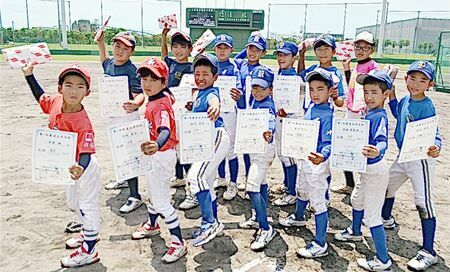最速王決定戦で上位入賞した子どもたち＝４月２７日、糸満市・西崎球場