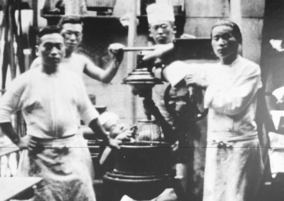1925年ごろの創業スタッフと初めて買ったミキサー（大阪市内）