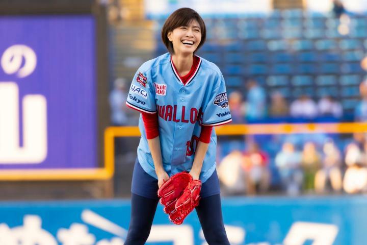 女優・内田有紀さんが始球式に登場、大きく注目を集めた（C）球団提供