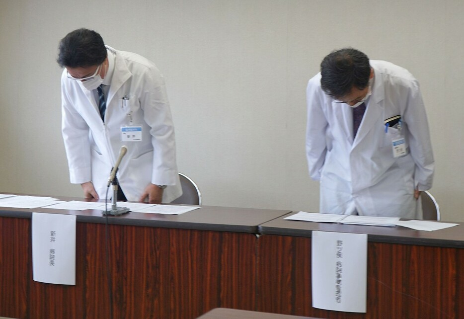 会見で謝罪する新井院長（左）ら＝5月28日、福井県の敦賀市立敦賀病院