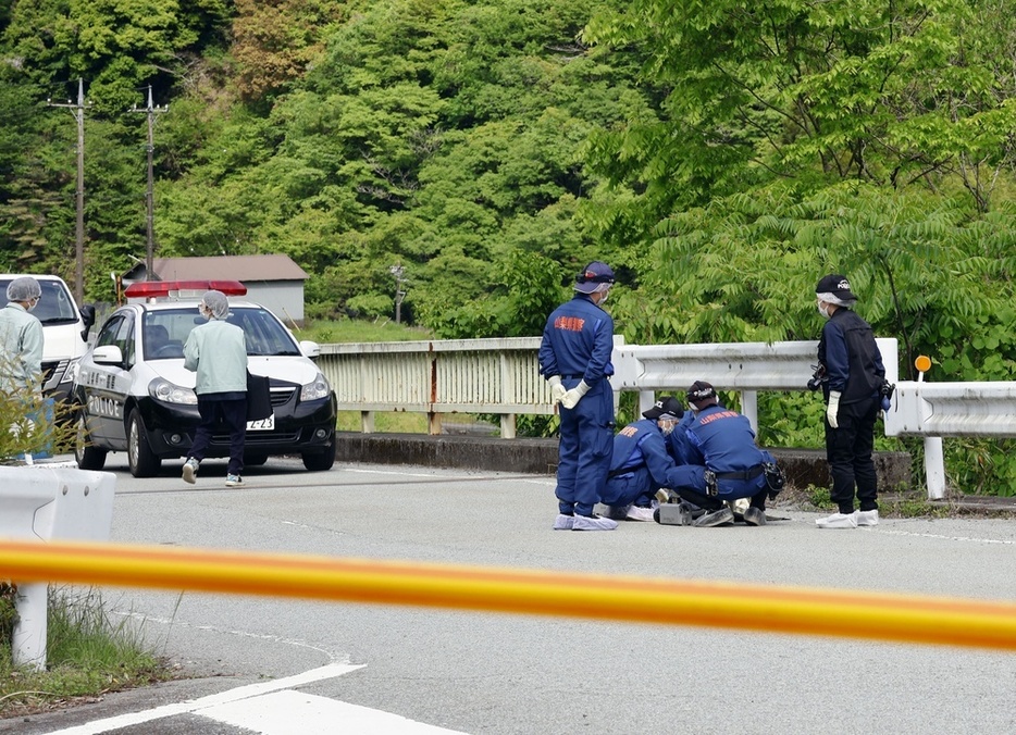 2日、女性の遺体が遺棄された現場付近を調べる山梨県警の捜査員ら＝山梨県身延町