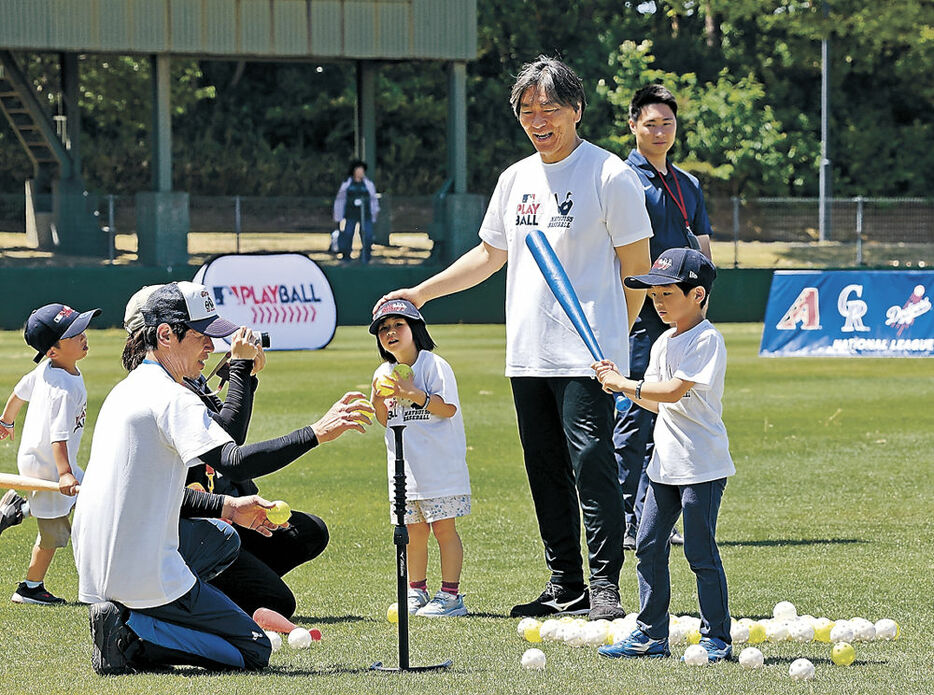 松井さんから打撃のアドバイスを受ける子どもたち＝能美市物見山野球場