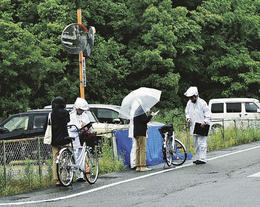 細野交差点付近で自転車の取り締まりを行う白浜署員（和歌山県白浜町堅田で）