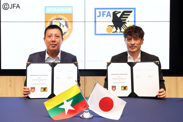 パートナーシップ協定に署名した日本サッカー協会の宮本会長（右）とミャンマーサッカー連盟のゾーゾー会長＝22日、東京（ＪＦＡ）