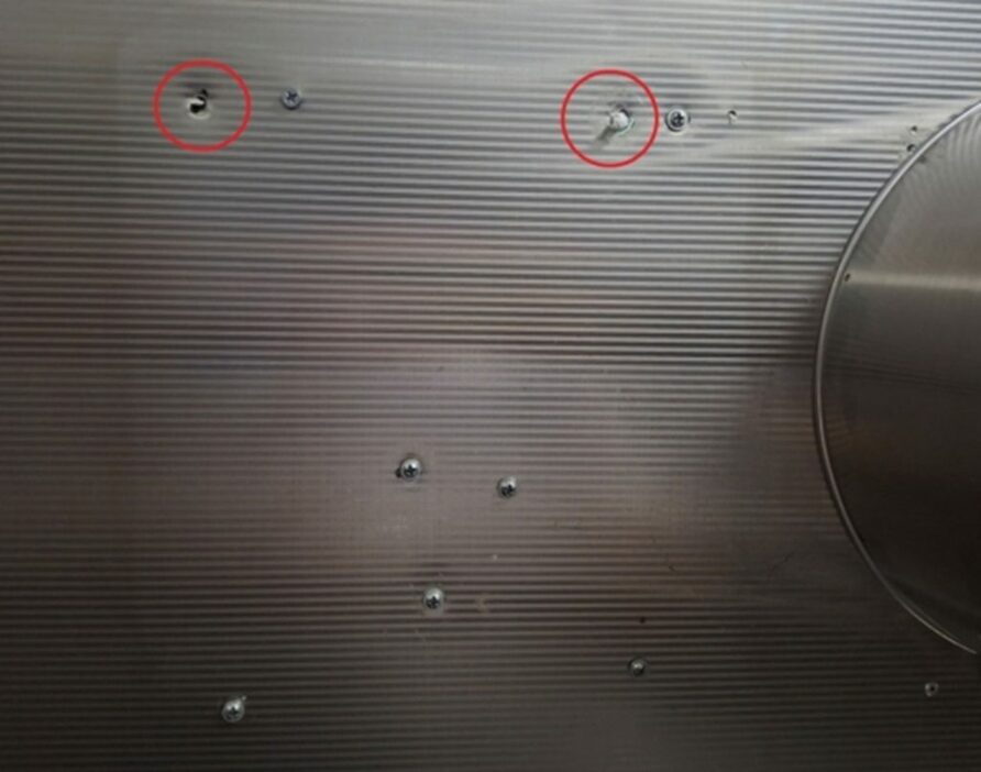 ソウル市内のあるトイレ。壁に12個の穴が開いている(c)MONEYTODAY