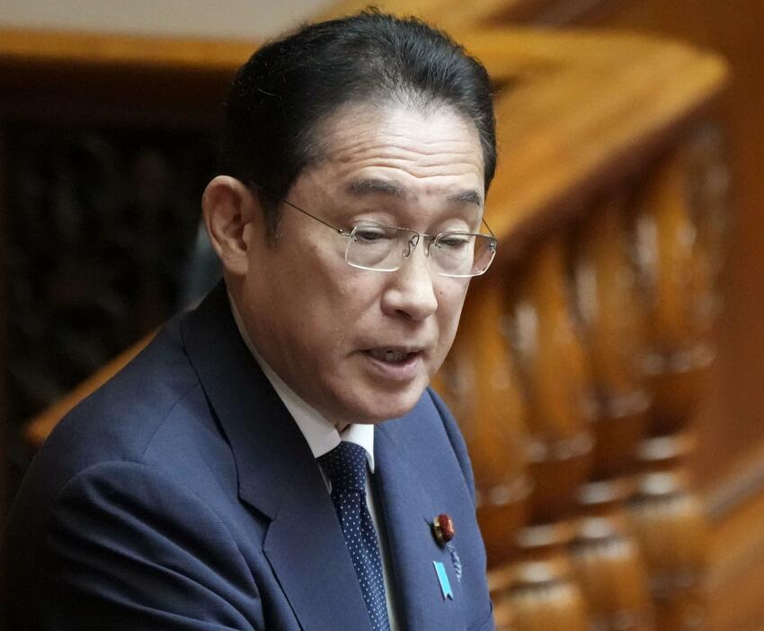 参院本会議で答弁する岸田首相＝17日午前