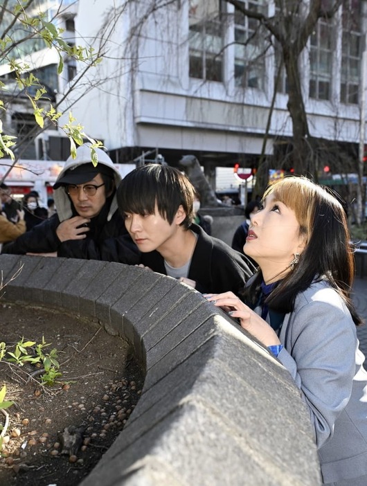 ハチ公前の花壇でネズミの巣や昆虫を探す（右から）エリイさん、牧田習さん、林靖高さん＝東京・渋谷（撮影・猪狩みづき）