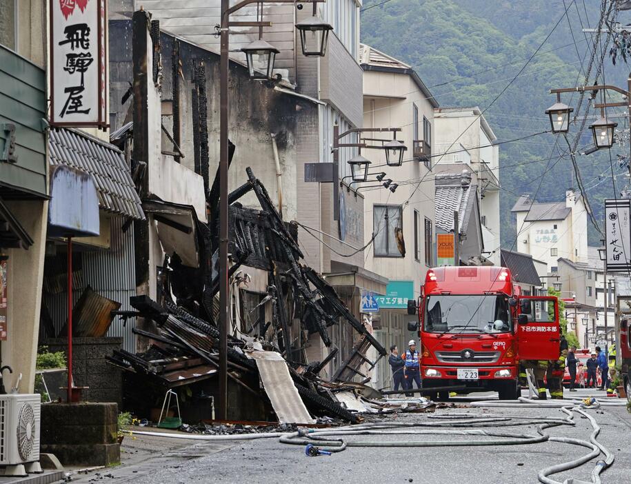 火災が発生した岐阜県下呂市の現場周辺＝19日午前