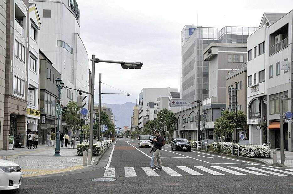 松本パルコ（左奥）と伊勢町通りの街並み。地元が今昔を振り返る写真展を企画した