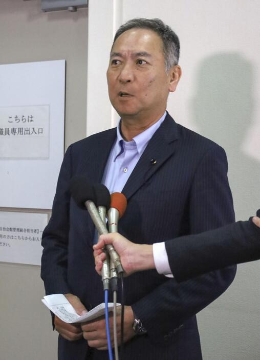 取材に答える自民党山口県連の友田有幹事長＝11日午後、山口市