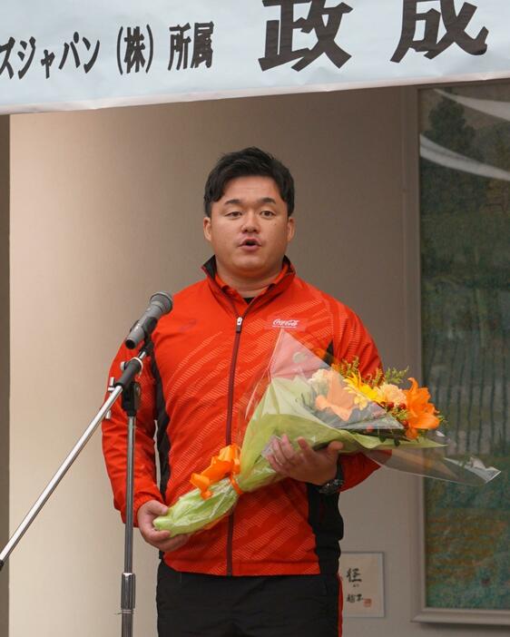 壮行会で世界パラへの意気込みを語る政成さん＝兵庫県丹波篠山市北新町で