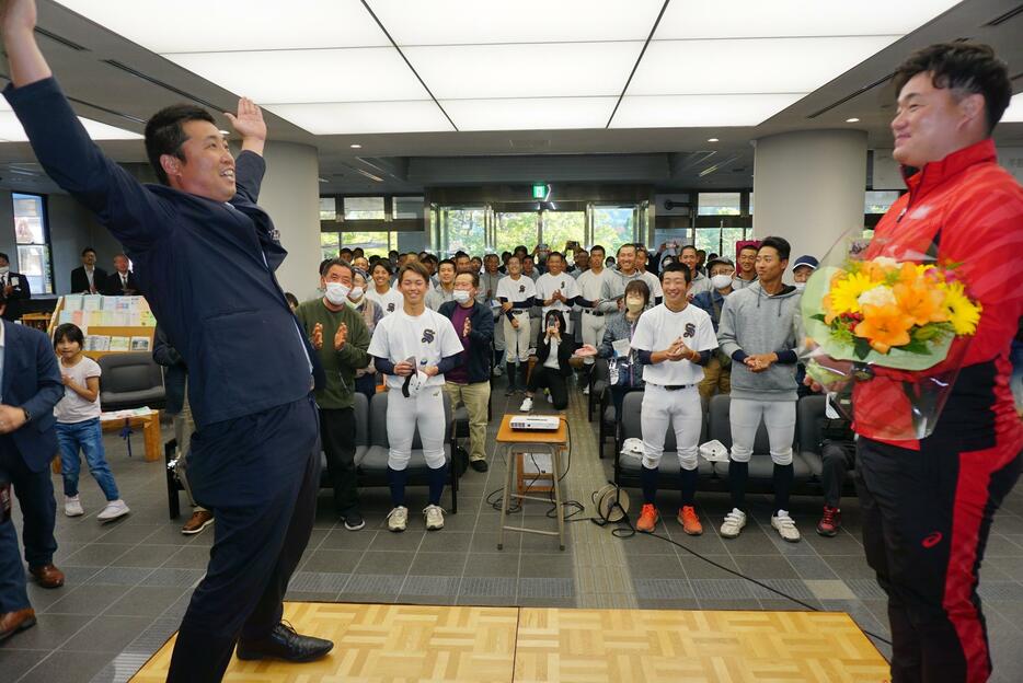 篠山中野球部顧問の山内さん（左）らのエールを受ける政成さん