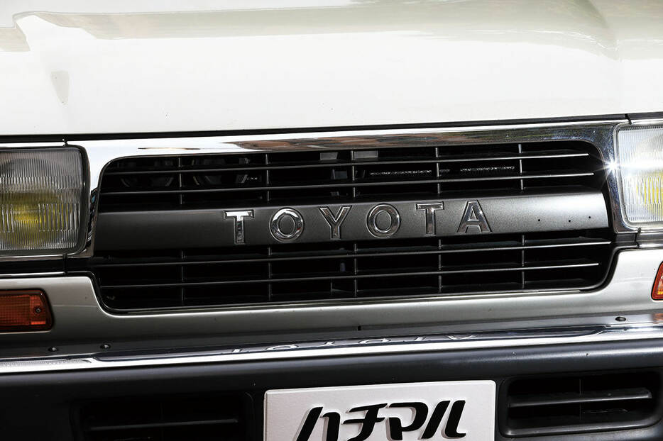 後期はエンブレムがトヨタのCIマークになるが、「TOYOTA」ロゴの前・中期顔に変更。形状が若干異なり、グリル下のボディパネルも前・中期と後期で違う