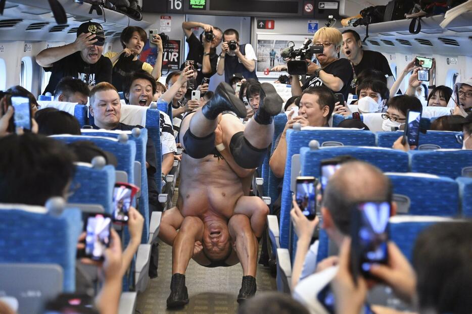 昨年9月に開催された「新幹線プロレス」（JR東海提供）