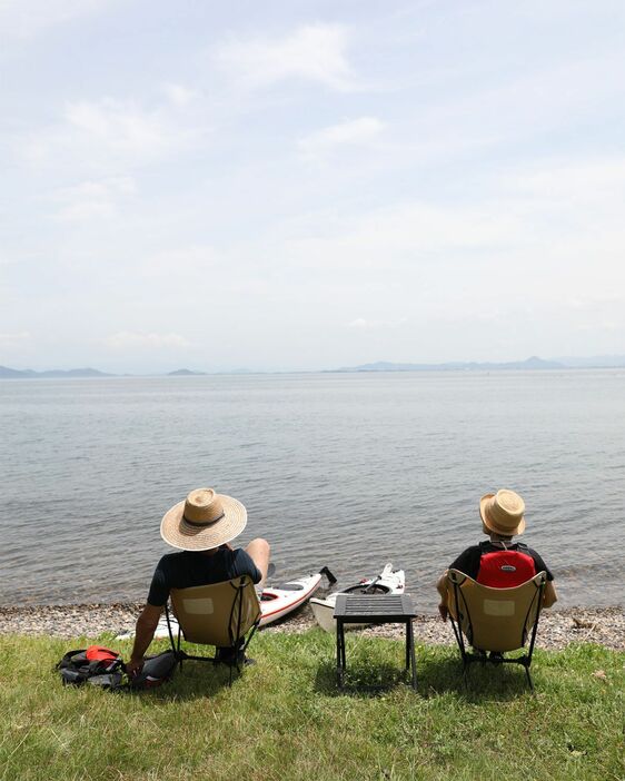カヤックの後、夫婦で湖を眺めてのんびり（写真提供：石川奈津子さん）