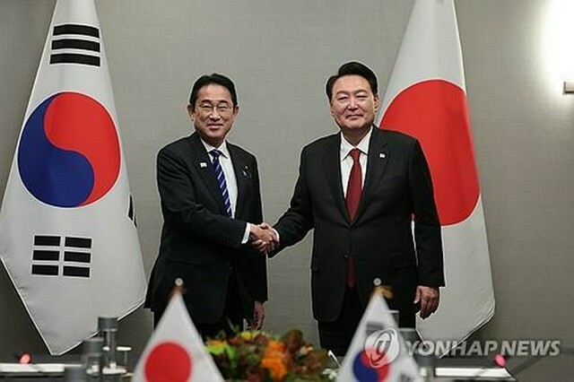 23年11月16日、米サンフランシスコで会談した韓国の尹錫悦大統領（右）と日本の岸田文雄首相＝（聯合ニュース）