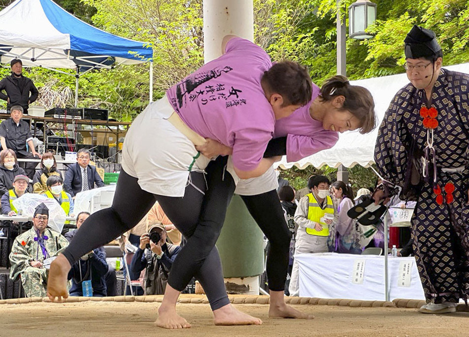 「女だけの相撲大会」で熱戦を繰り広げる女性力士＝12日午後、北海道福島町