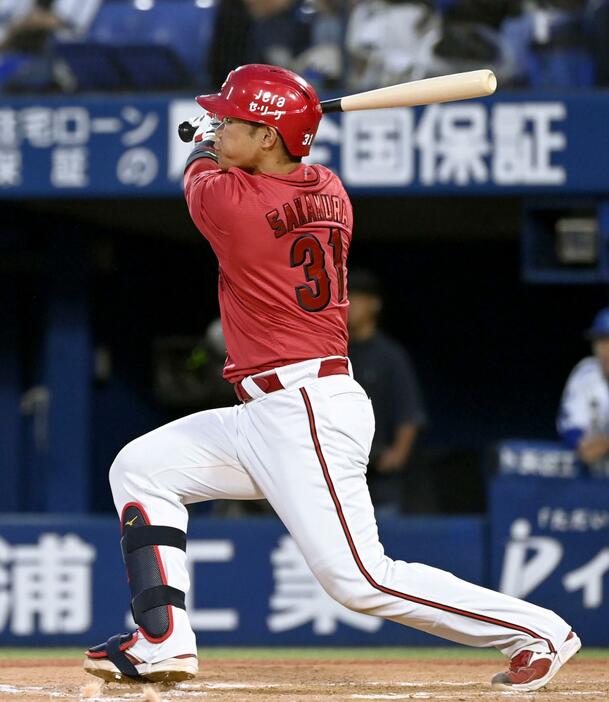 12回広島1死二塁、坂倉が右越えに適時二塁打を放つ＝横浜
