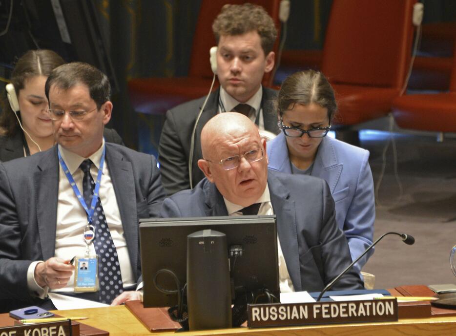 20日、ニューヨークの国連本部で開かれた安全保障理事会に出席したロシアのネベンジャ国連大使（手前）（共同）