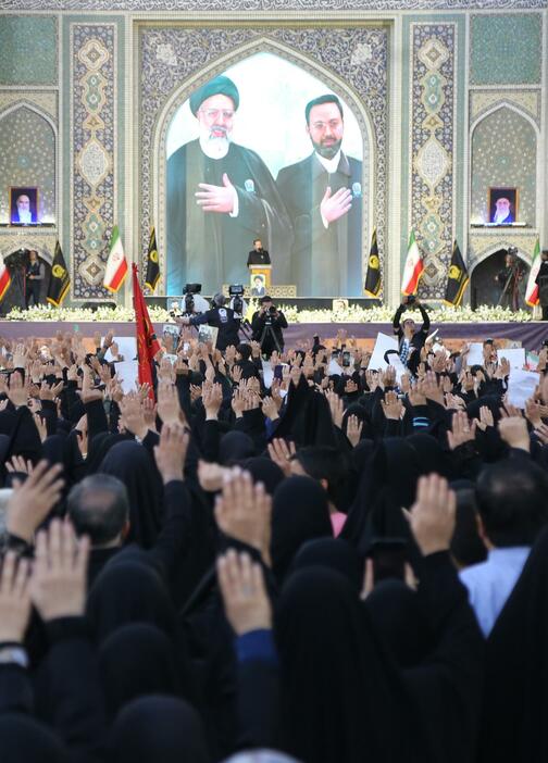 23日、イラン・マシャドで執り行われたライシ大統領の葬儀に参列する人々（アナトリア通信提供・ゲッティ＝共同）