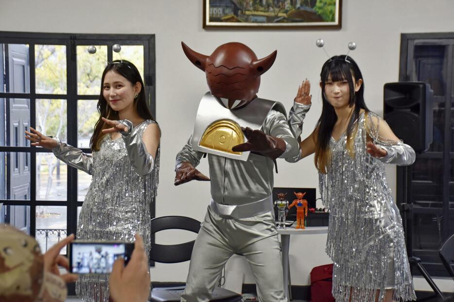 イベントを盛り上げる「甲府星人」と宇宙人がコンセプトのアイドル＝2月、甲府市