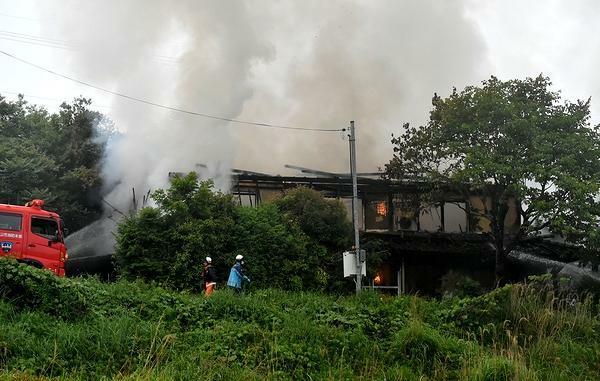 白煙をあげる民家（20日午前6時54分、福知山市石場で）